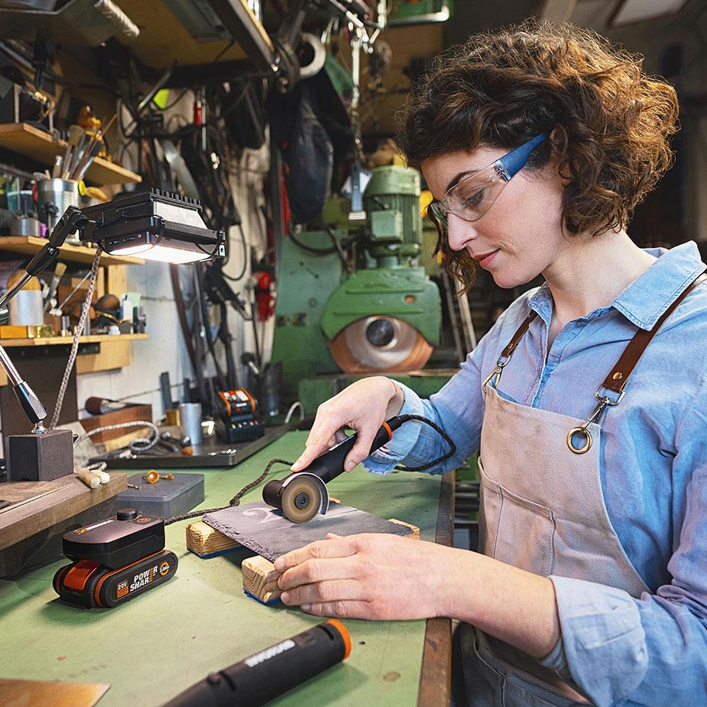 WORX WX990 MAKERX 20Volt 2.0Ah. Kömürsüz Profesyonel Kalem Tipi Devir Ayarlı Gravür + 50MM Açılı Avuç Taşlama Kombo Set + 39 Parça aksesuar - Onivias